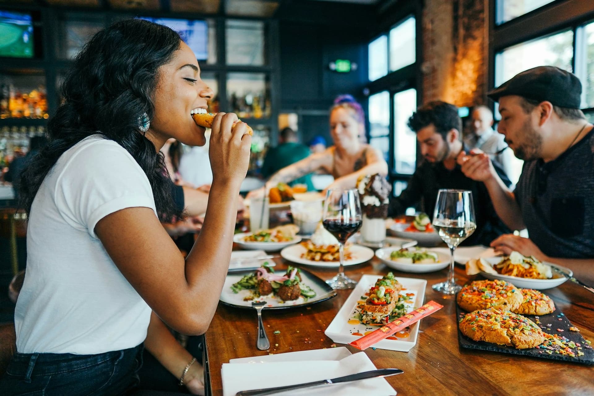 Gäste genießen gemeinsam ein Essen im Restaurant