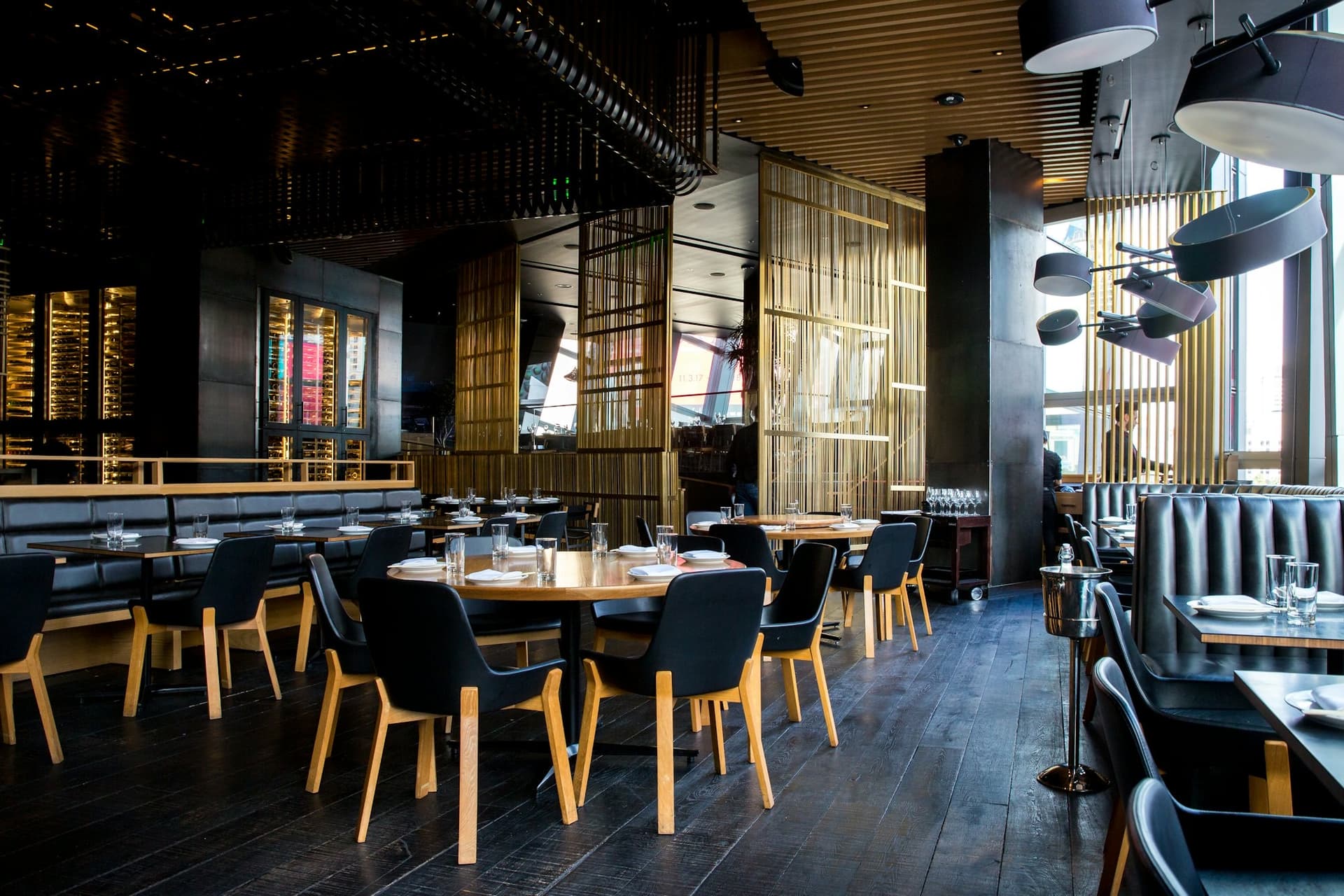 Restaurant mit Holztischen und Lampen